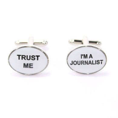 Mancuernillas metalicas con texto: Trust Me - Im a Journalist (Periodista o reportero)